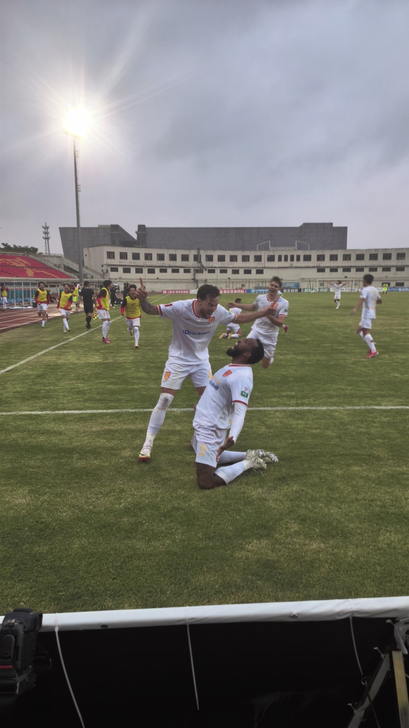 重庆铜梁龙中甲联赛冲超故事_重庆铜梁龙冲超历程_足球报：张外龙这几年一直关注铜梁龙，冲超后他独坐良久